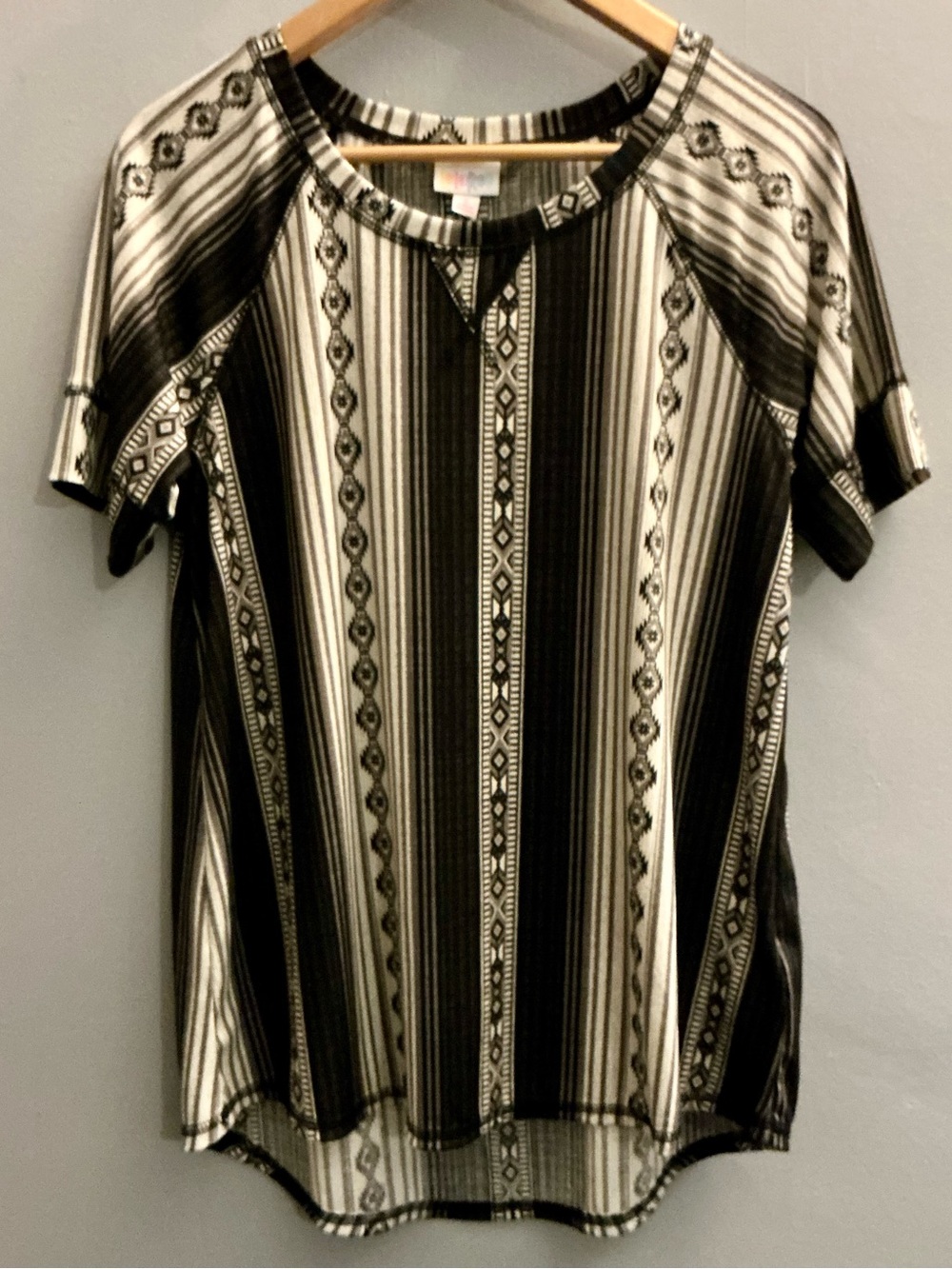 LuLaRoe Hailey Top Size S NWT Black Cream Geometric Raglan High Low